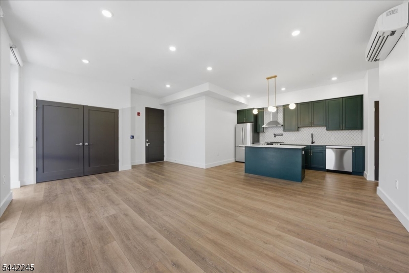 21 Lincoln Park 302 Property Photo 1