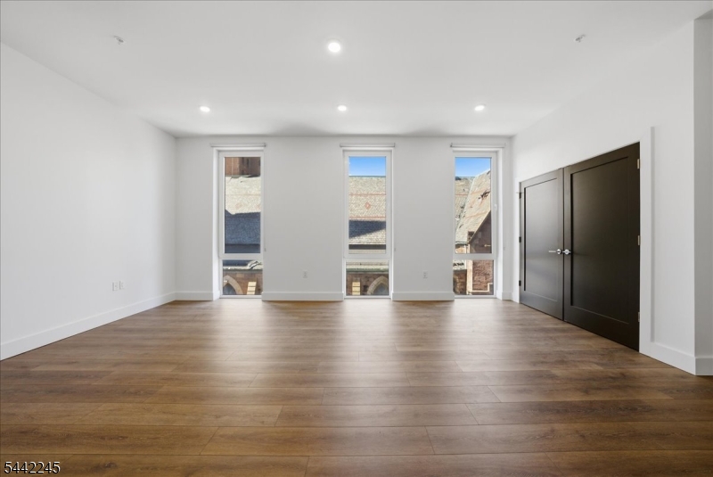 21 Lincoln Park 302 Property Photo 10