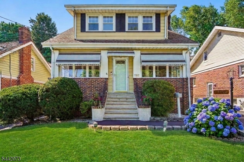 587 Woodland Ave Property Photo 1