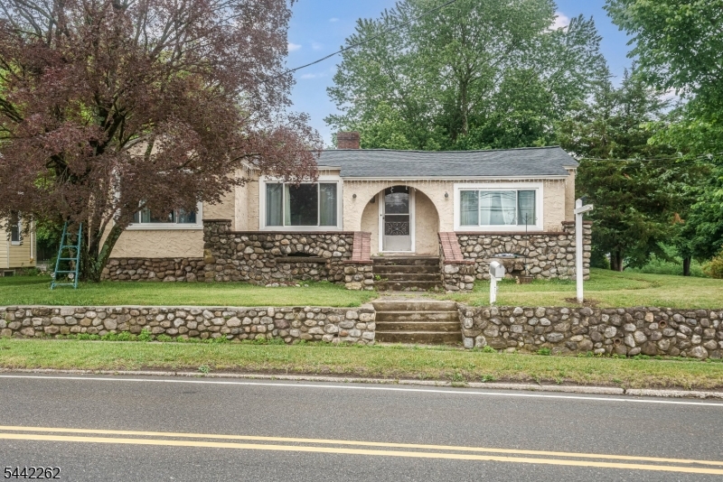 2 Hicks Ave Property Photo 1