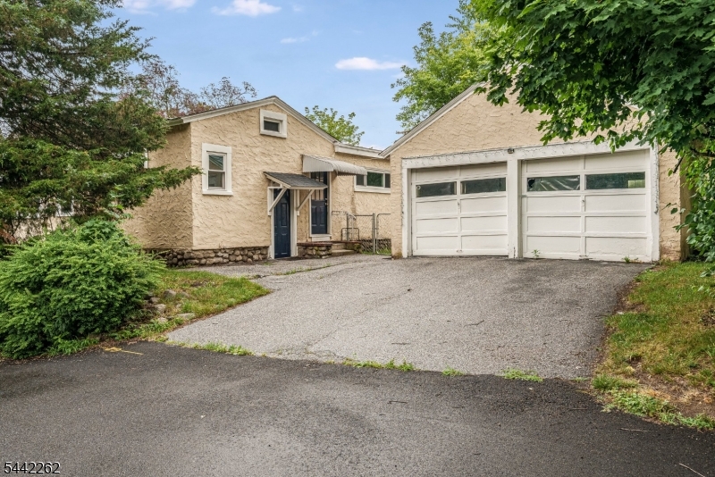 2 Hicks Ave Property Photo 17