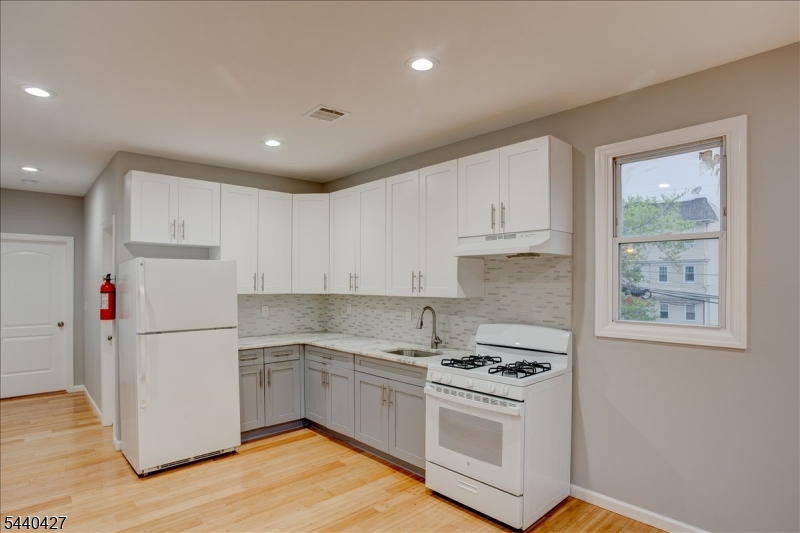 229 21st St Property Photo 3