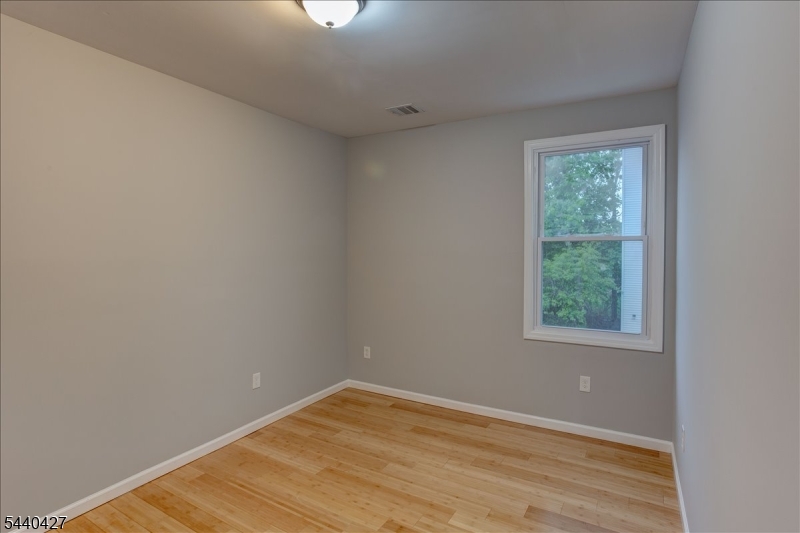 229 21st St Property Photo 11