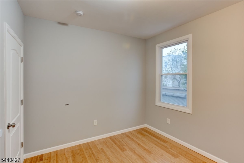229 21st St Property Photo 13