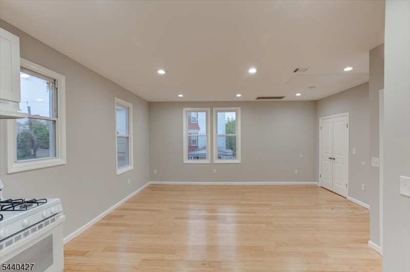 229 21st St Property Photo 15