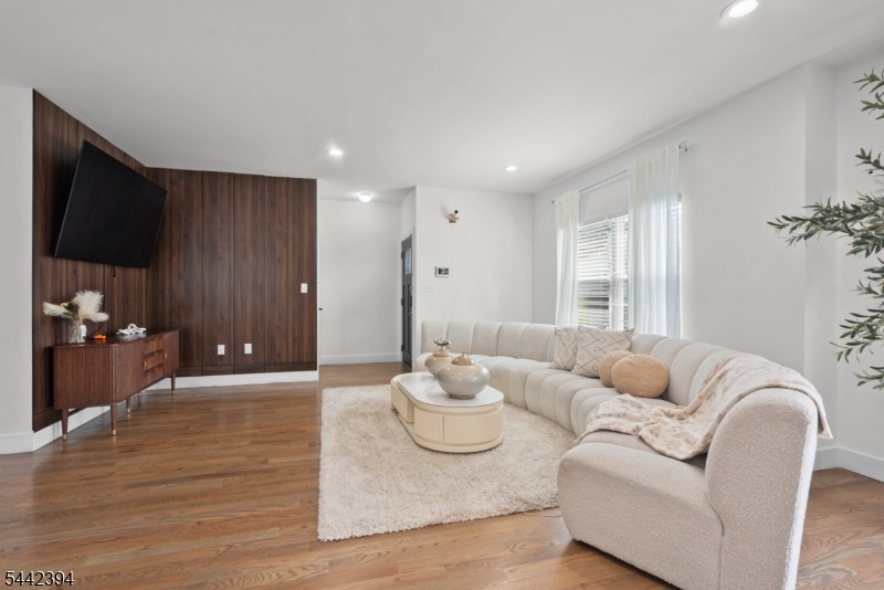 461 1st Ave Property Photo 5