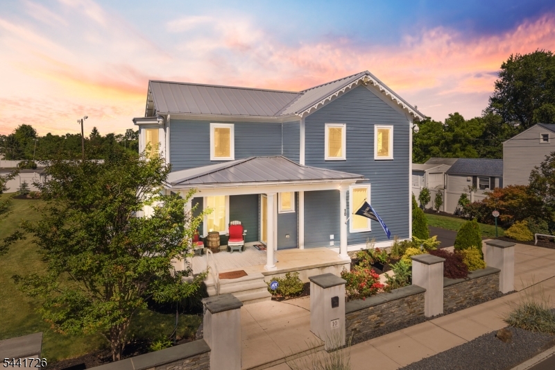 10 Laurel Ave