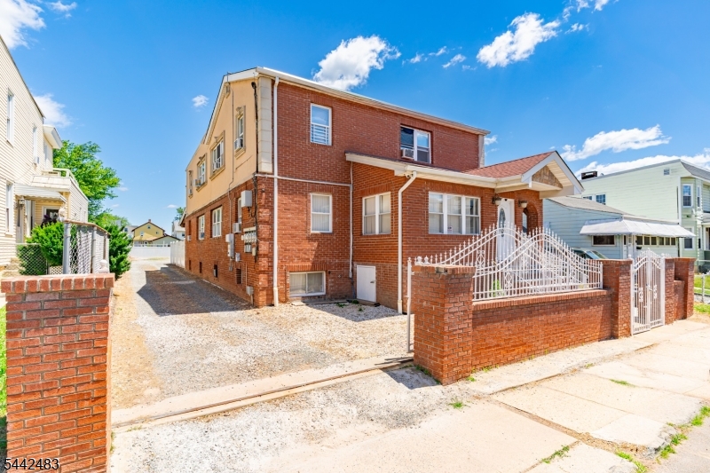 829 Allen St 4 Property Photo 2