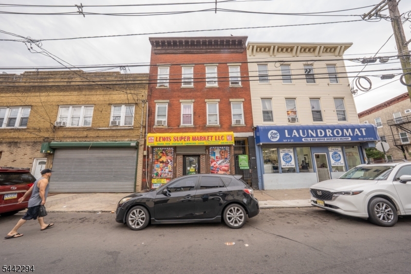 171 3rd St Property Photo 11