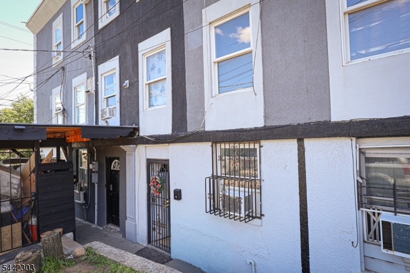 10 Oriental St Property Photo 1