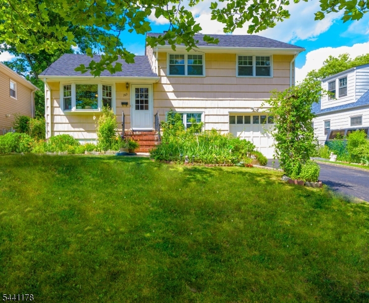 765 Grove St Property Photo 4