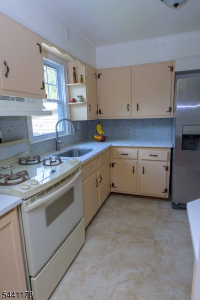 765 Grove St Property Photo 7