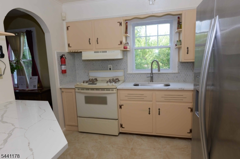 765 Grove St Property Photo 10