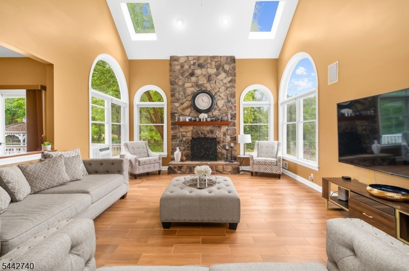 3 Regal Way Property Photo 5