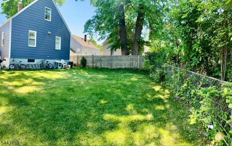 624 Chandler Ave Property Photo 2
