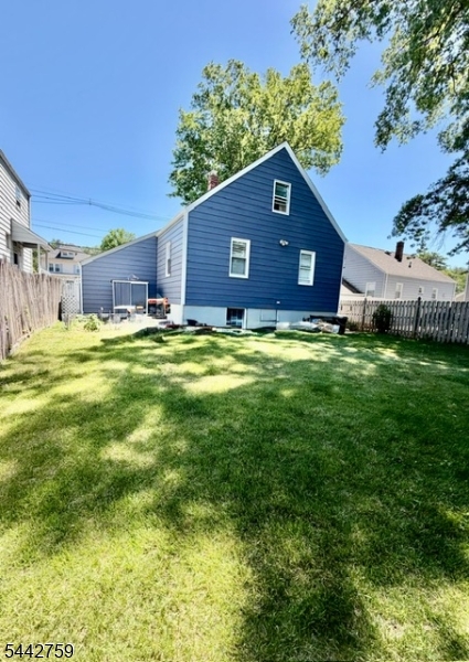 624 Chandler Ave Property Photo 3