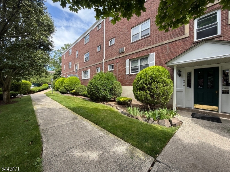 974 Main St Property Photo 3