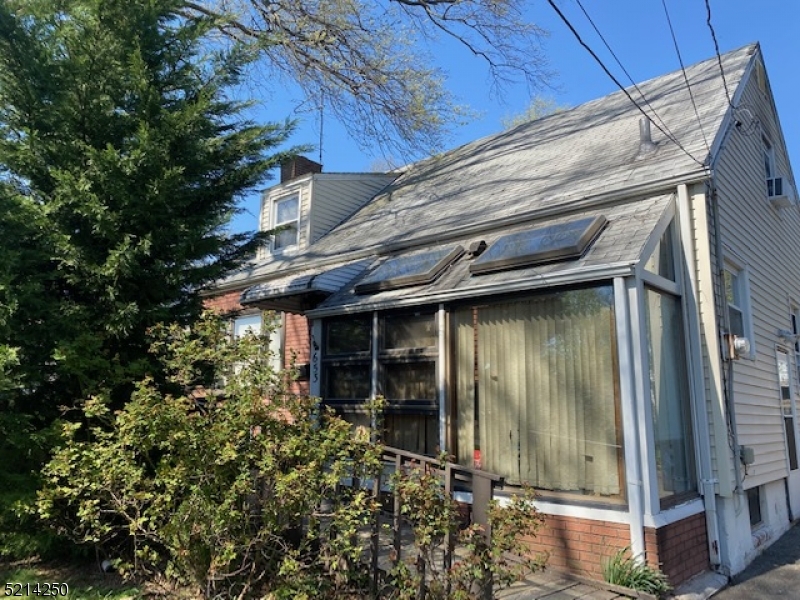 653 Thomas Pl Property Photo 1