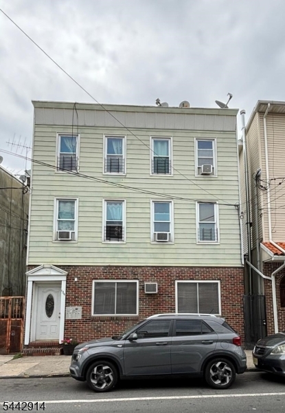 139 Elm St Property Photo 2