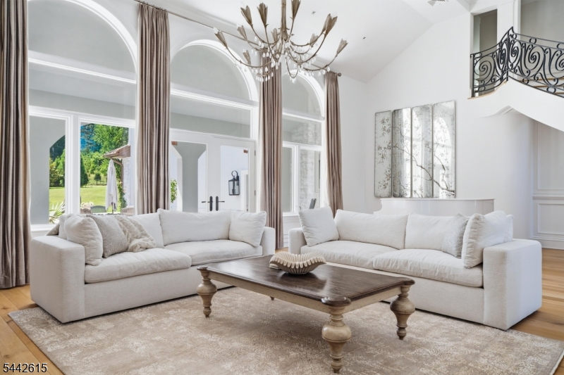 244 Park Avenue Property Photo 8