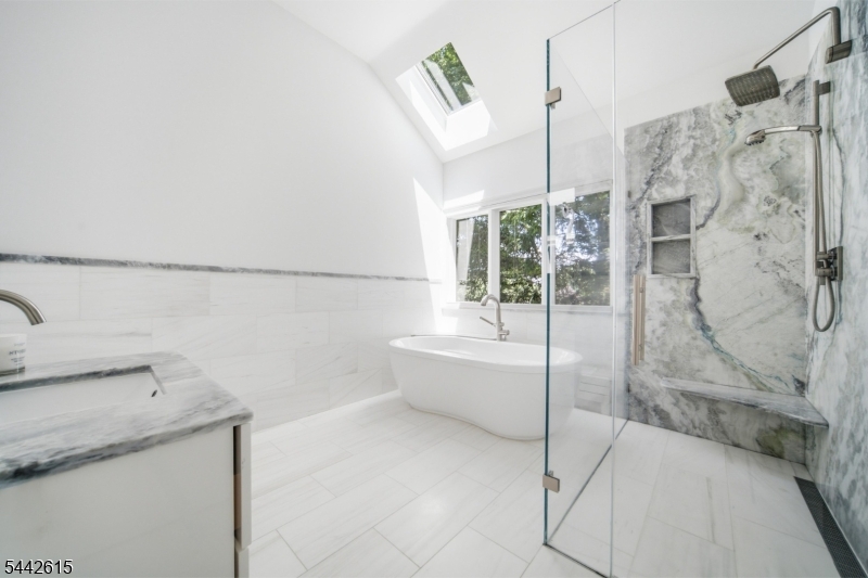 244 Park Avenue Property Photo 17