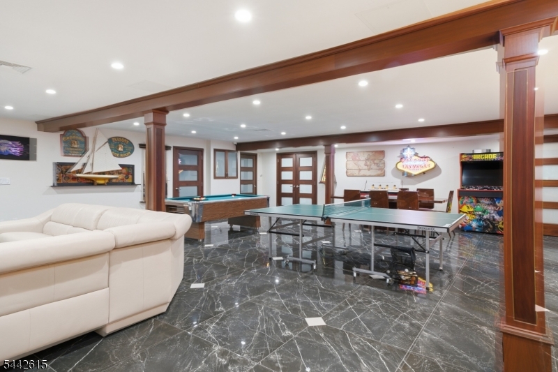 244 Park Avenue Property Photo 29