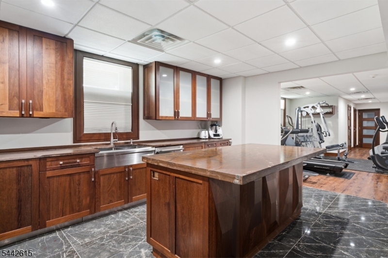 244 Park Avenue Property Photo 31