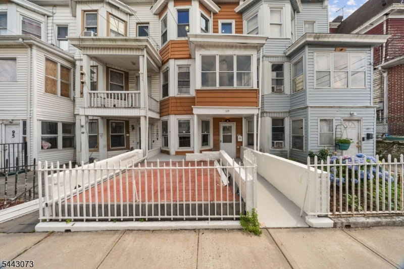 97 Sherman St Property Photo 3