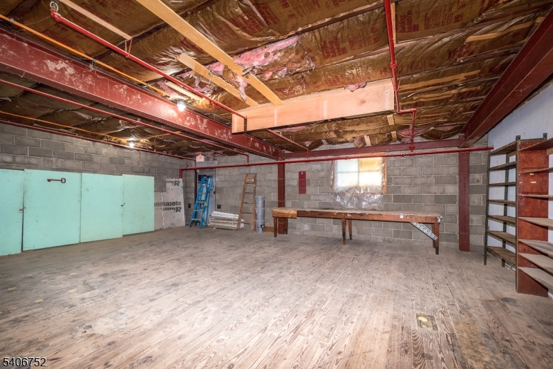 4 7th St Property Photo 24