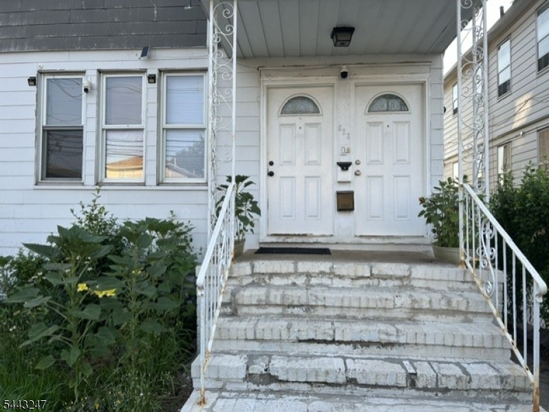523 Richmond St Property Photo 1