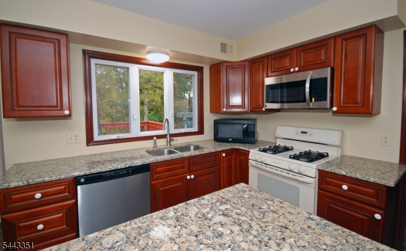6 Heather Ln Property Photo 11