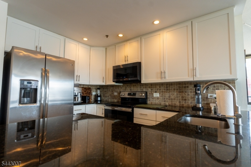 415 Newark St 5a Property Photo 9