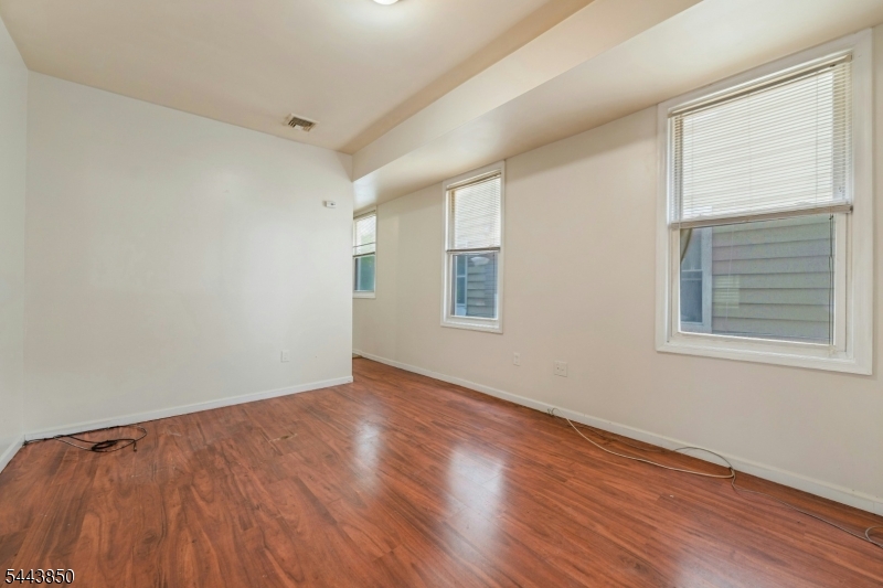 46 Seymour Ave Property Photo 4