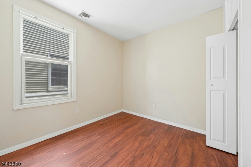 46 Seymour Ave Property Photo 9