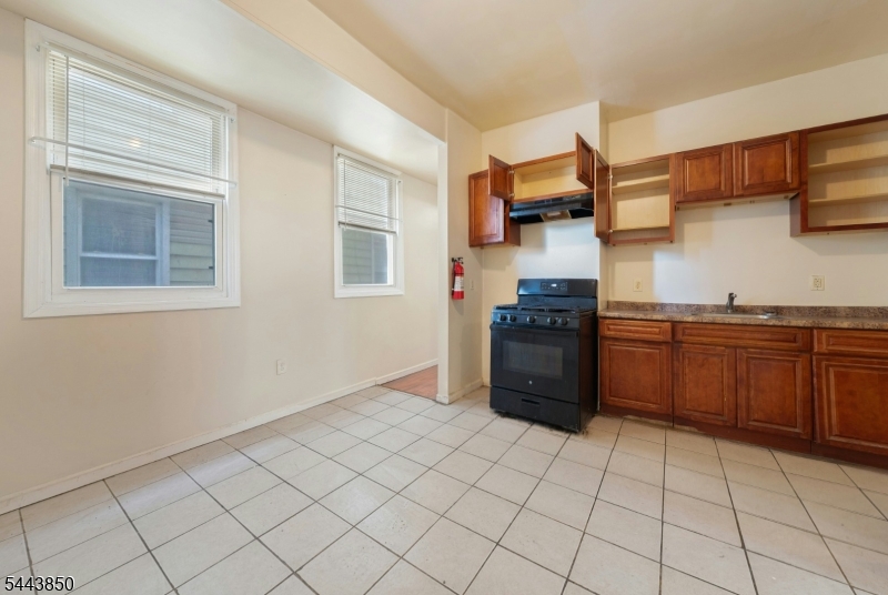 46 Seymour Ave Property Photo 11