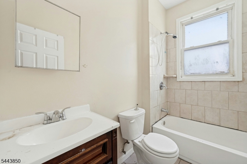46 Seymour Ave Property Photo 13