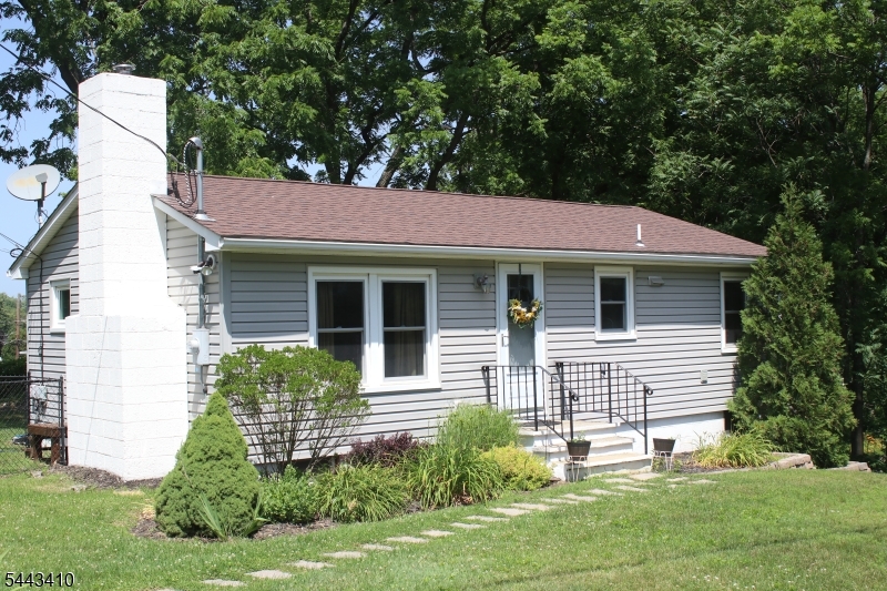 12 Clover Ln Property Photo 3