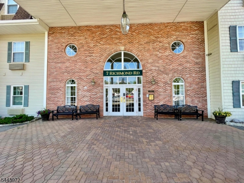 7215 Richmond Rd Property Photo 1