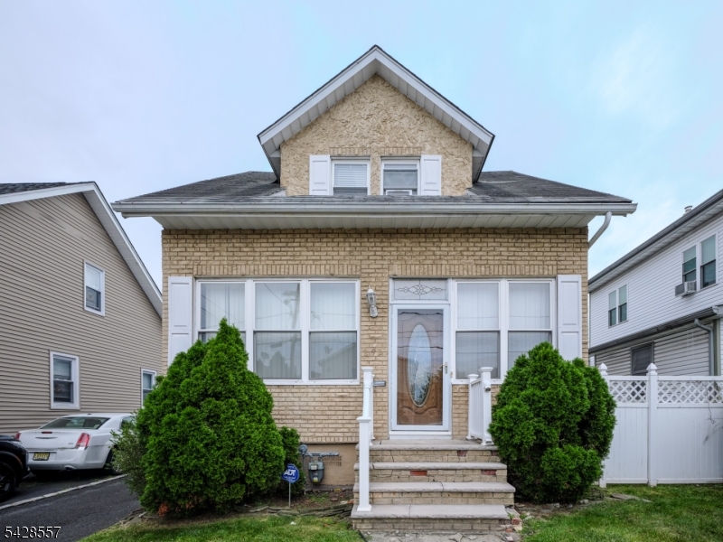 292 Crann St Property Photo 1