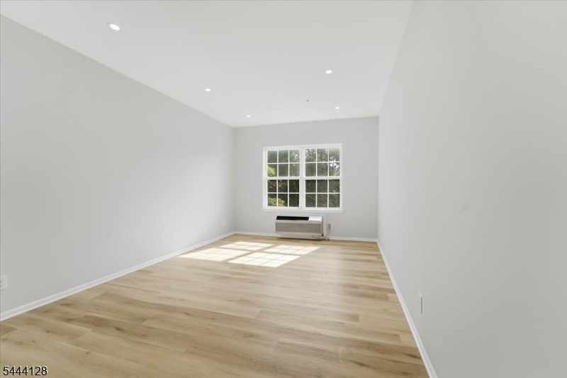 1311 Richmond Rd Property Photo 9