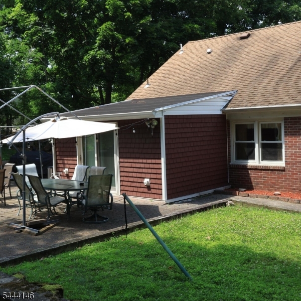 114 Sussex Ave Property Photo 3