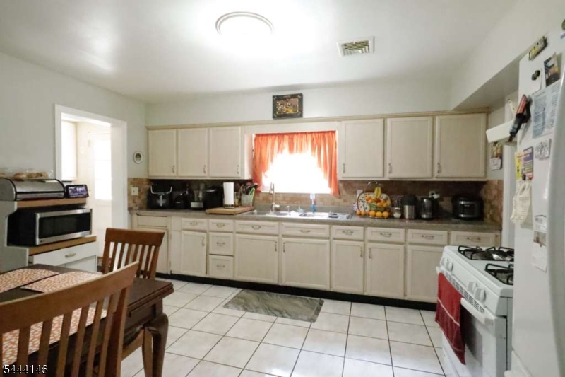 114 Sussex Ave Property Photo 11