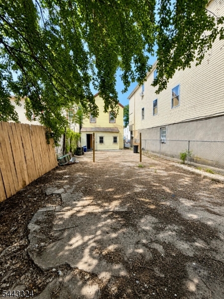 552 E Jersey St Property Photo 8