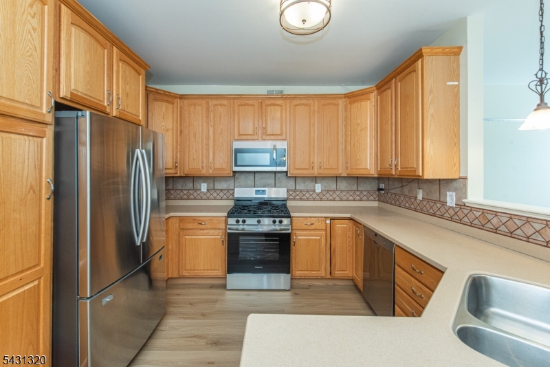 46 Devonshire Dr Property Photo 6