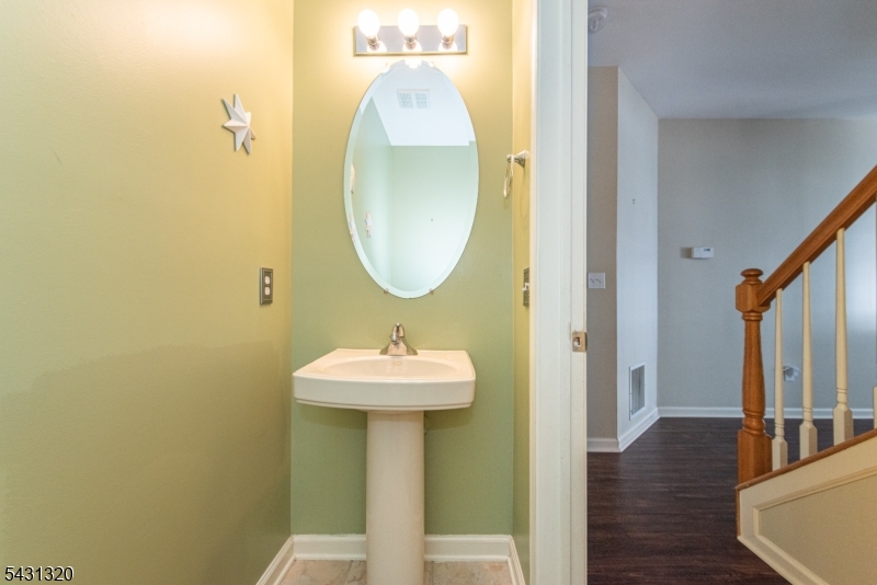 46 Devonshire Dr Property Photo 12