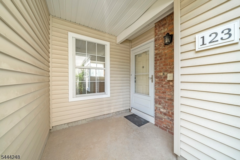123 Harrow Dr Property Photo 4