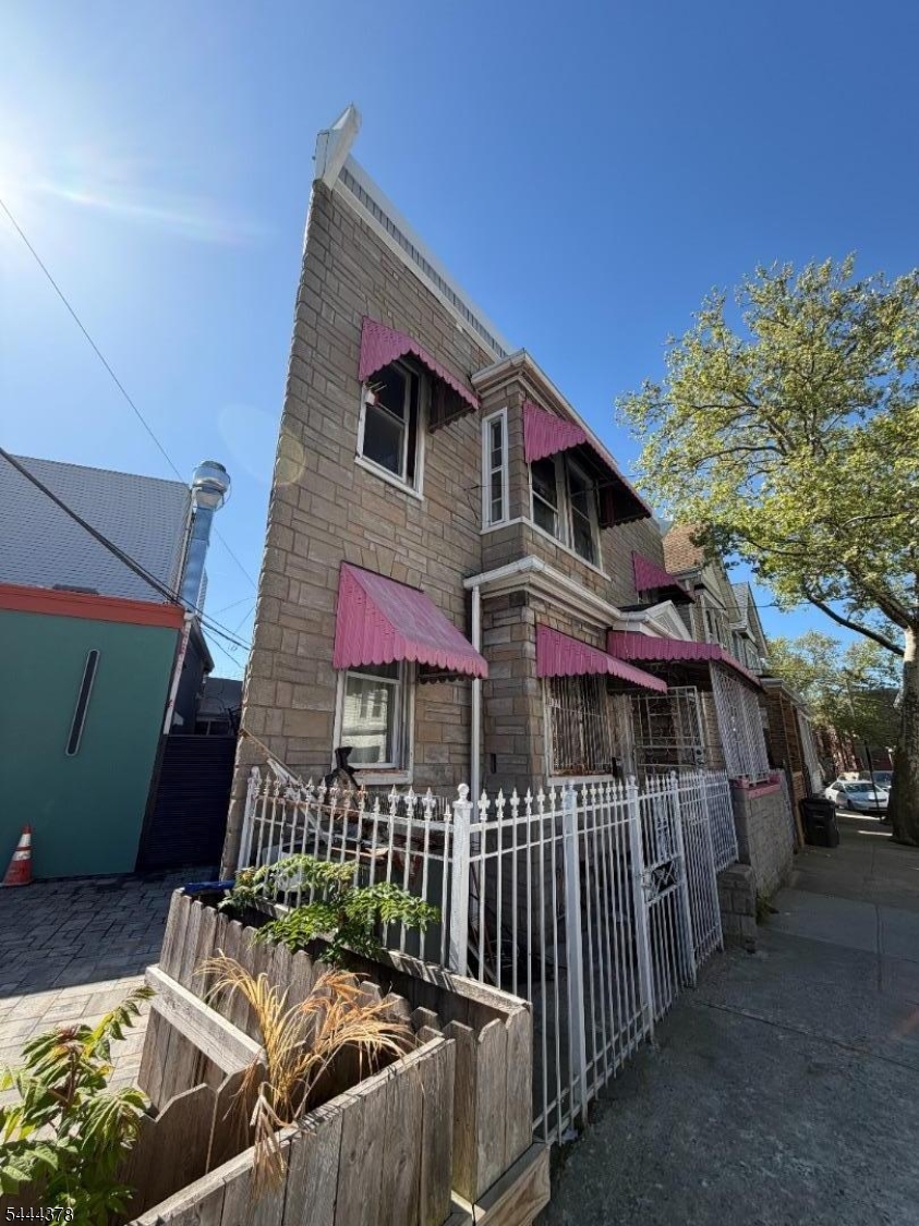 129 Stone St Property Photo 2
