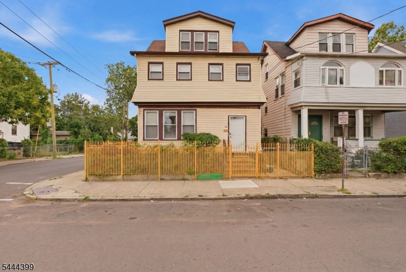74 Smith St Property Photo 1