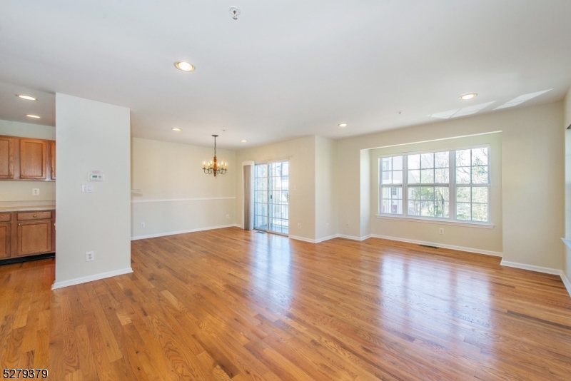 102 Lakeview Ct Property Photo 4