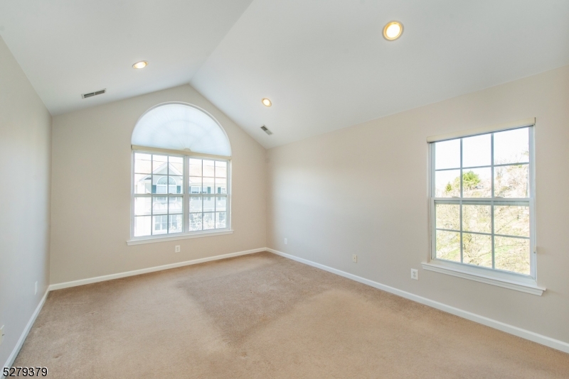 102 Lakeview Ct Property Photo 16